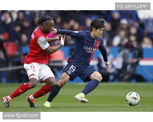 英超激战曼联与巴黎圣日耳曼握手言和精彩瞬间引发全场热烈反响